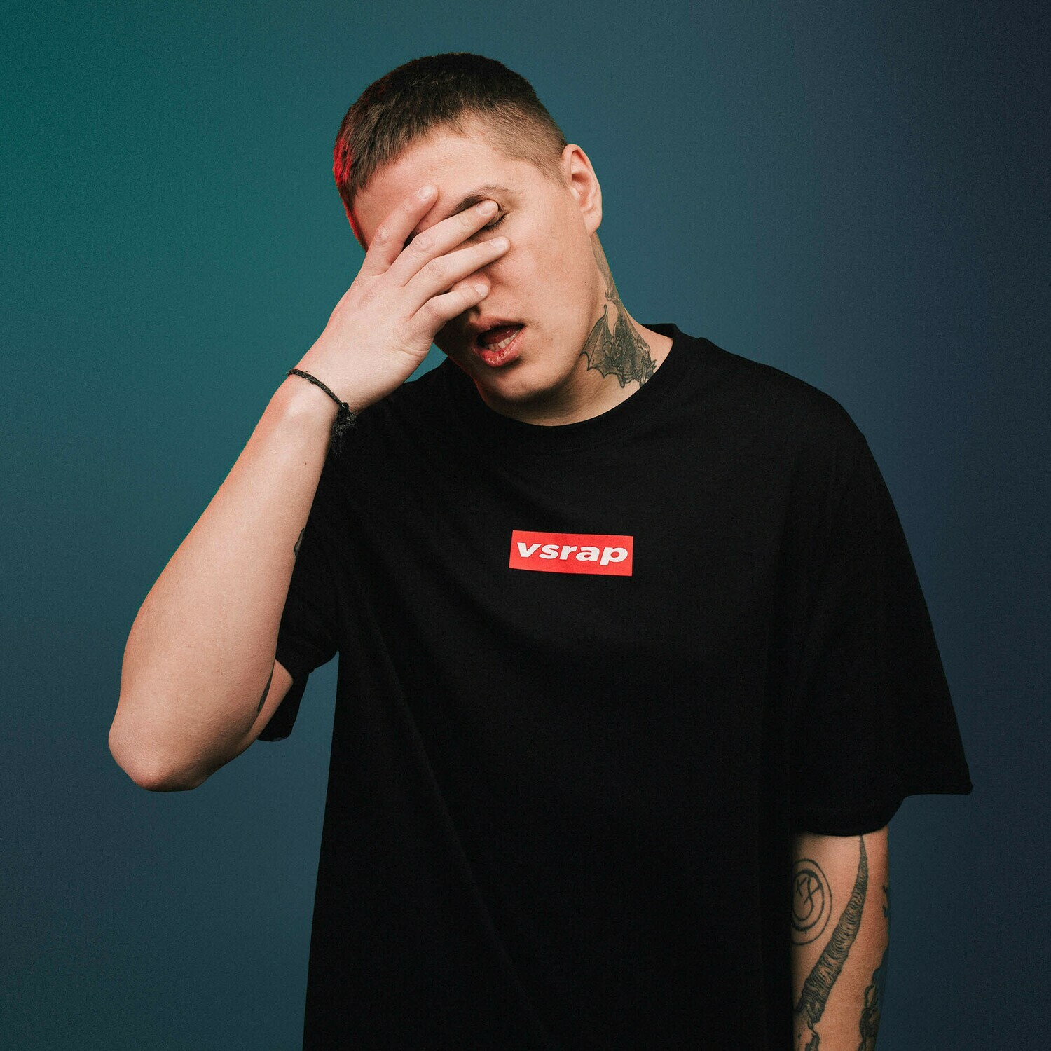 Чёрная футболка с белым текстом `vsrap` на фоне красного прямоугольника