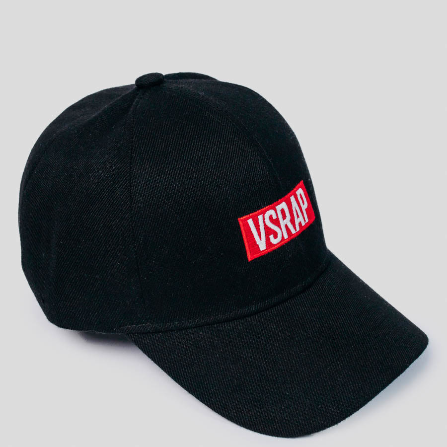 Чёрная кепка с белым текстом `vsrap` на фоне красного прямоугольника