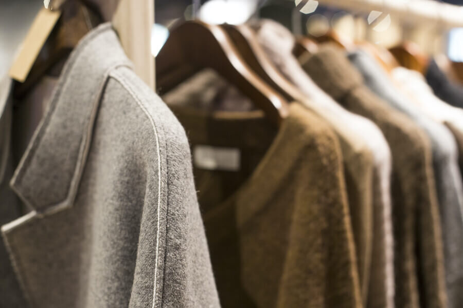 На изображении одежда на вешалках