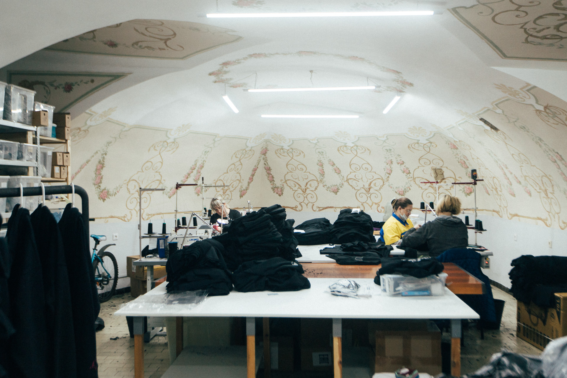 Фотография производственного процесса пошива футболок