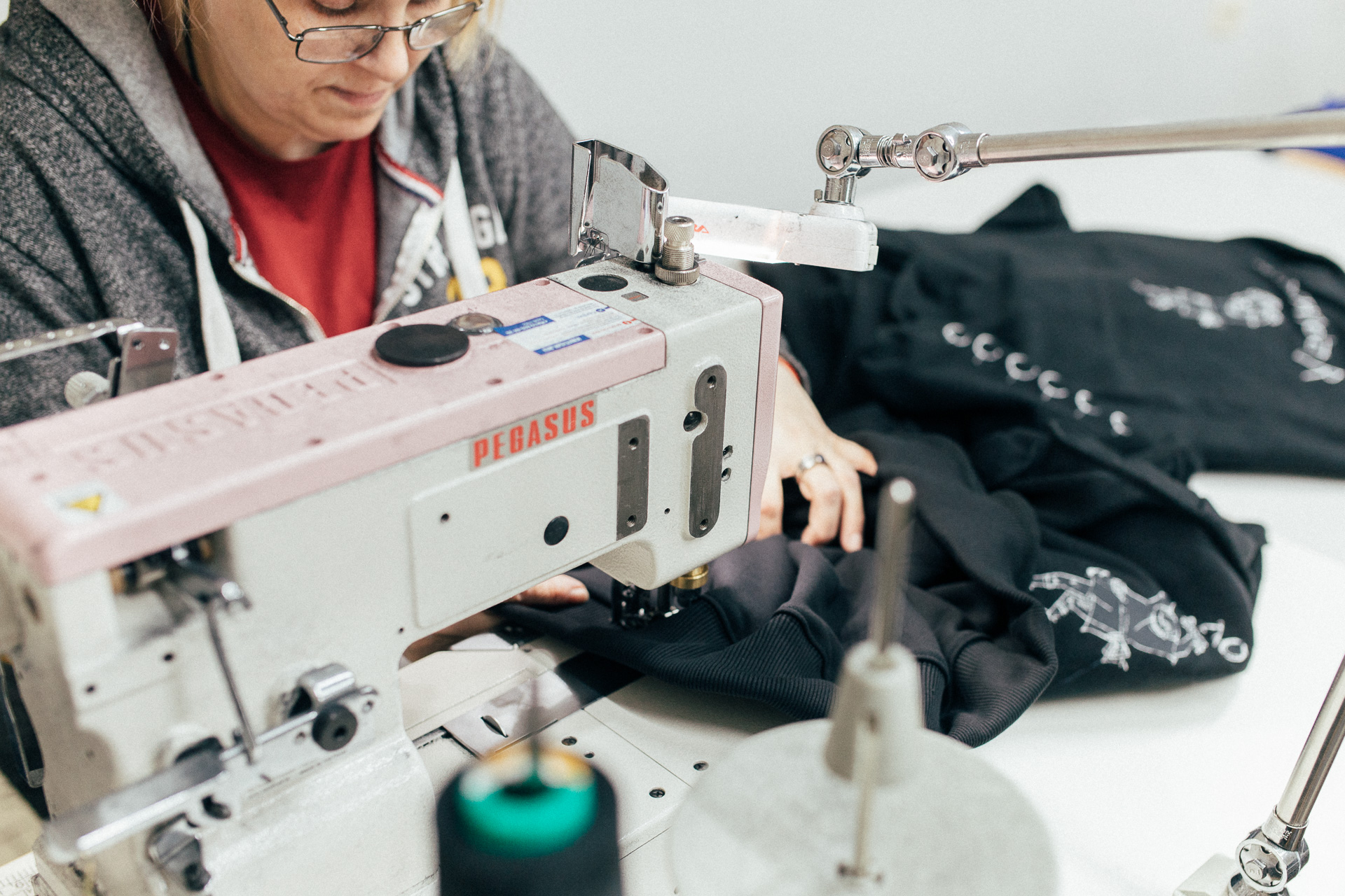 Фотография работы человека на швейной машинке