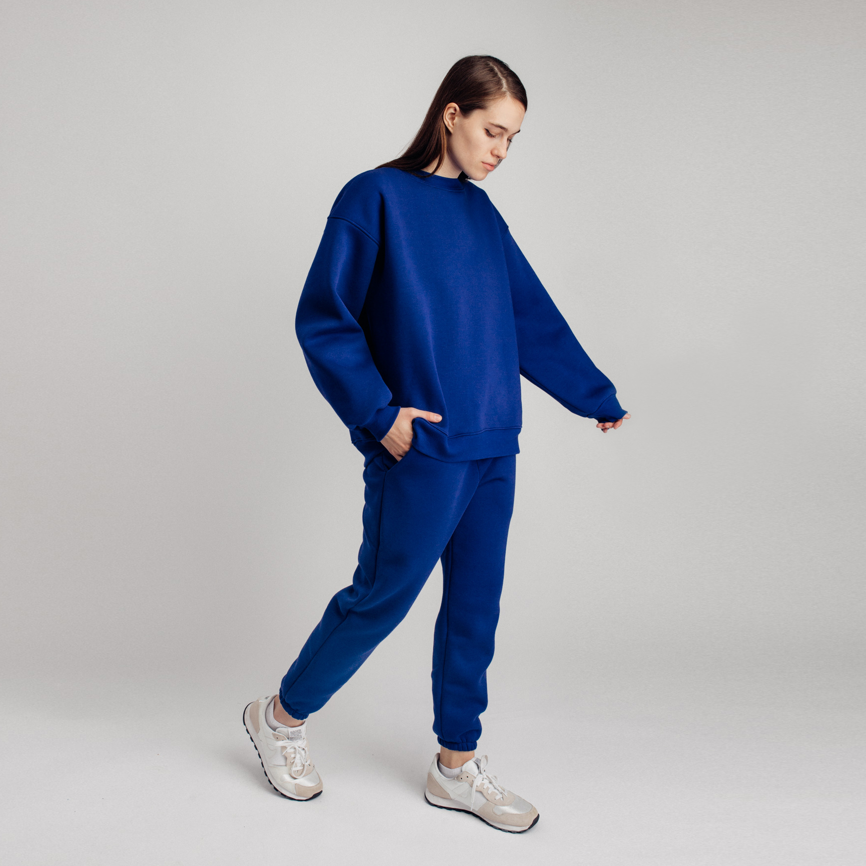 Синие штаны с карманами и зауженными к низу штанинами